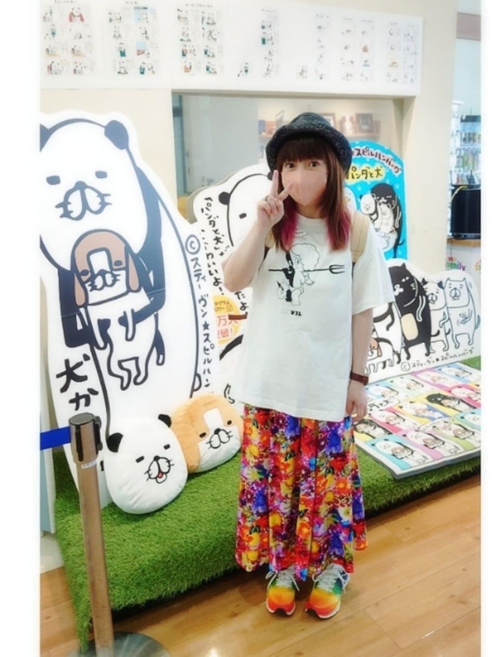 ホワイト系のTシャツ/カットソー、オレンジ系のスカート、その他のスニーカーを着用したレディースの夏コーディネートの1枚目の写真