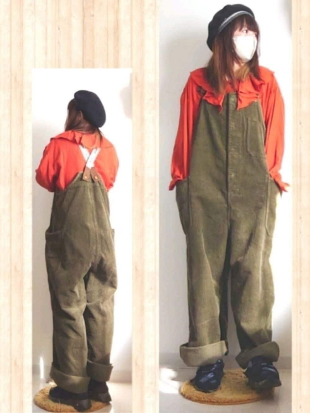 レッド系のシャツ/ブラウス、グリーン系のサロペット/オーバーオール、シルバー系のスニーカーを着用したレディースの秋コーディネートの1枚目の写真