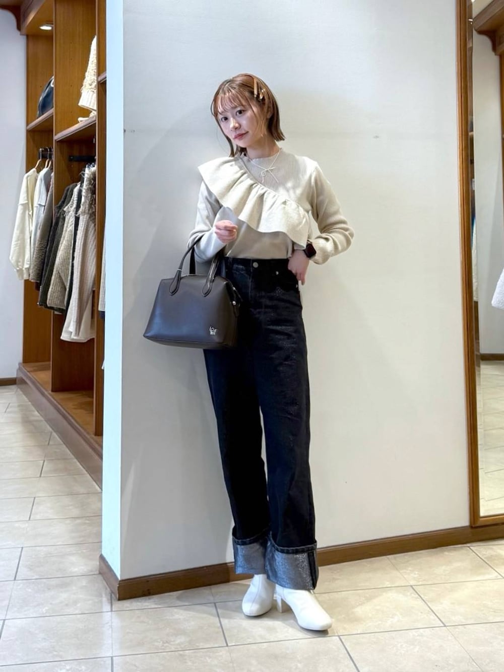 「カジュアル、着痩せ・細見え、個性派、公認インフルエンサー_LOWRYS FARM、LOWRYS FARM、大人女子カジュアル_LOWRYS FARM、大人カジュアル、ゆったり、着痩せ、差し色コーデ、デート/ロマンティック、デートコーデ、旅行、女子会、女子ウケ」｜「LOWRYS FARMのビーズリボンネックレス　 108459（ネックレス、ホワイト系）」を使った、omakiiさん（レディース・160cm）の冬コーディネートの1枚目の写真