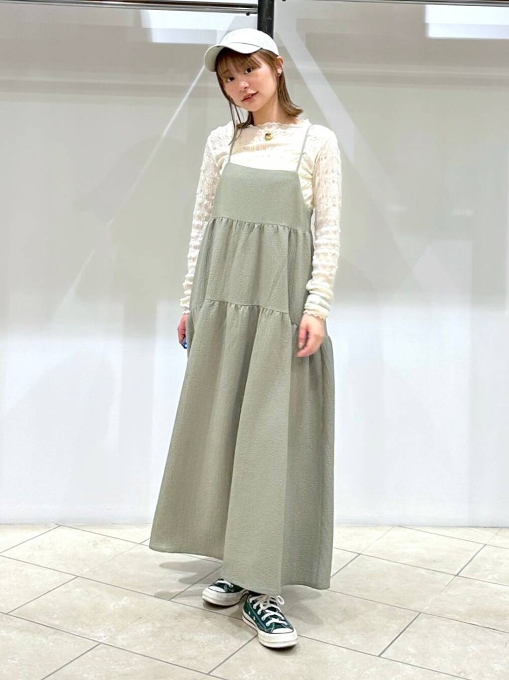 「女子旅、デートコーデ、旅行、LOWRYS FARM、女子ウケ、カーディガン、ワンピース、デート/ロマンティック、大人女子カジュアル_LOWRYS FARM、女子会、カジュアル、着痩せ・細見え、個性派、公認インフルエンサー_LOWRYS FARM、ローリーズスタイル_LOWRYS FARM」｜「LOWRYS FARMのティアードポコキャミワンピース　102200（ワンピース、グリーン系）」を使った、omakiiさん（レディース・160cm）の春コーディネートの1枚目の写真