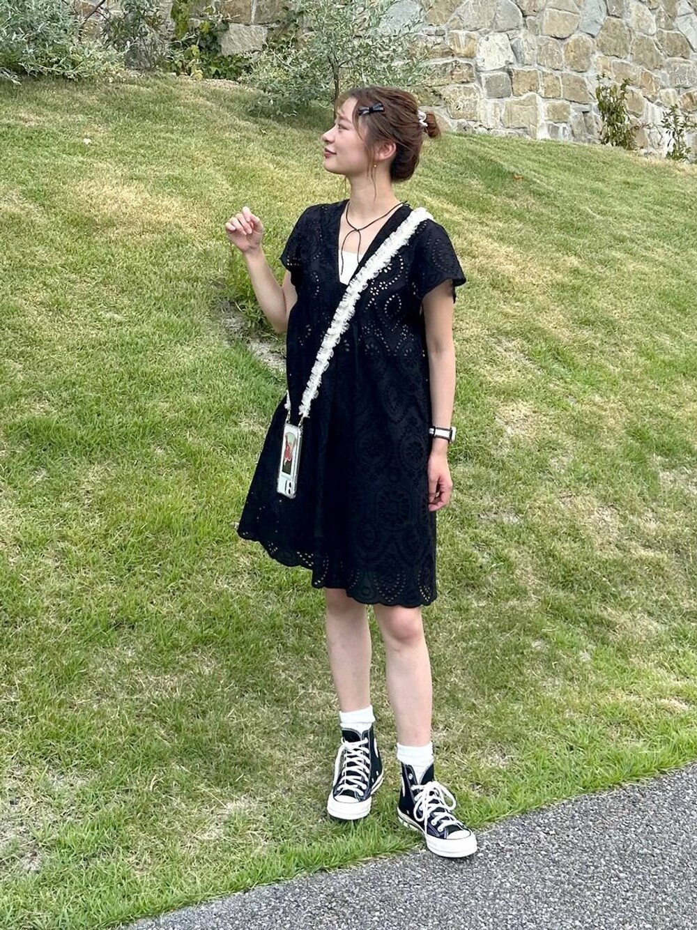 「カジュアル、着痩せ・細見え、個性派、公認インフルエンサー_LOWRYS FARM、LOWRYS FARM、大人女子カジュアル_LOWRYS FARM、Me%、大人カジュアル、ゆったり、ワンピース、スニーカー、夏コーデ、デート/ロマンティック、デートコーデ、旅行」｜「Me%のスリムチュールモバイルショルダー　114244（スマホグッズ、ホワイト系）」を使った、omakiiさん（レディース・160cm）の夏コーディネートの1枚目の写真