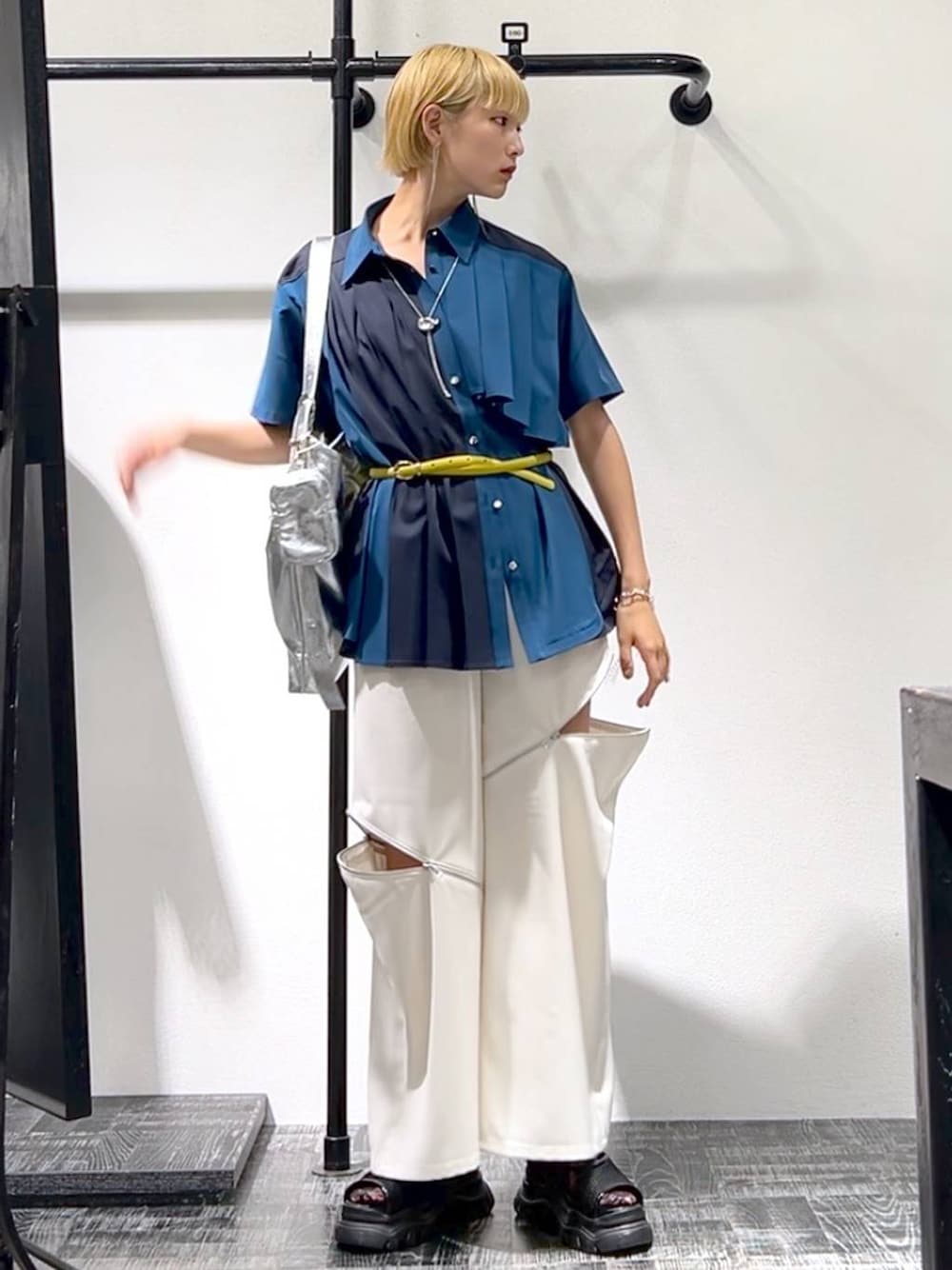 「ベーシック/シンプル、着痩せ・細見え、モード」｜「HAREのポーチツキショルダーBAG/A4 PC収納可能(HARE)（ショルダーバッグ、シルバー系）」を使った、Moneさん（レディース・162cm）の夏コーディネートの1枚目の写真