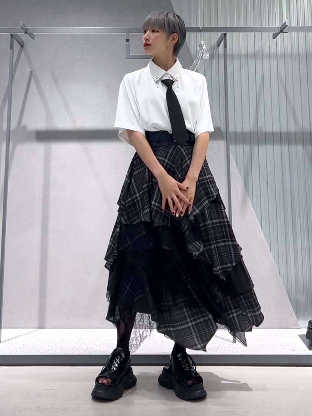 「着痩せ・細見え、モード、ベーシック/シンプル」｜「HAREのネクタイネックレス(HARE)（ネクタイ、ブラック系）」を使った、Moneさん（レディース・162cm）の夏コーディネートの1枚目の写真