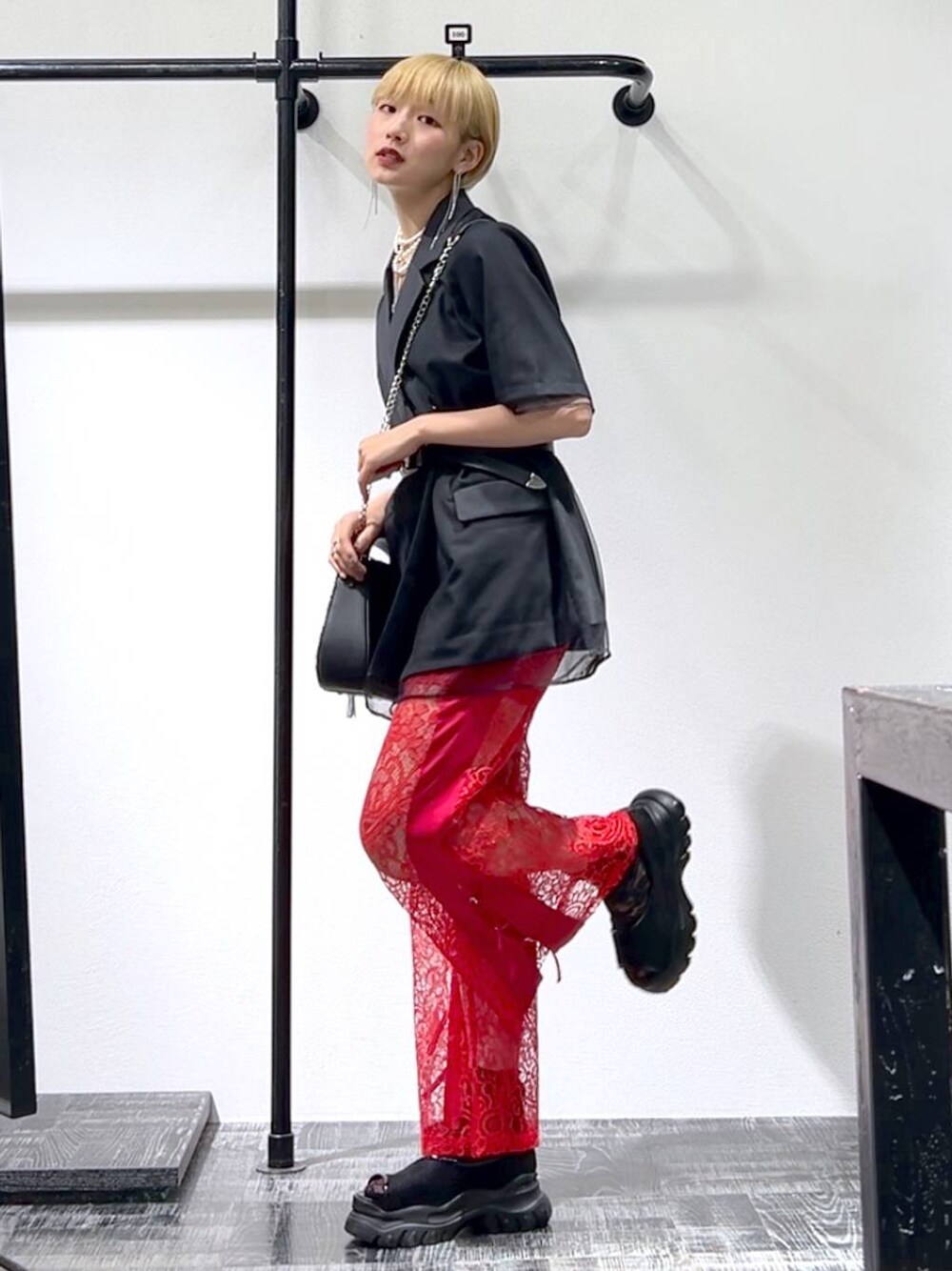 「ベーシック/シンプル、着痩せ・細見え、モード」｜「HAREのレーススリットデザインパンツ(HARE)（その他パンツ、レッド系）」を使った、Moneさん（レディース・162cm）の夏コーディネートの1枚目の写真