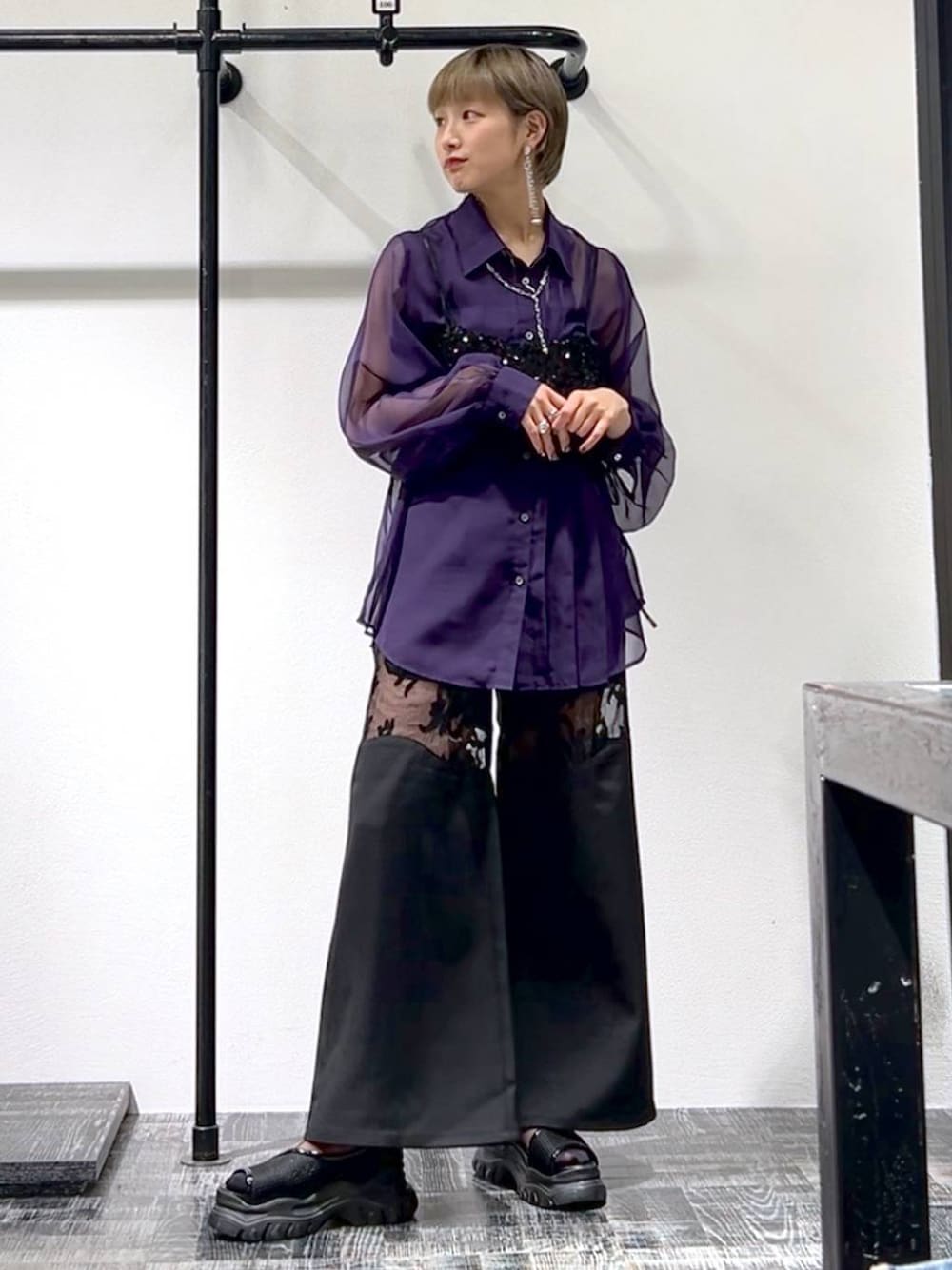 パープル系のシャツ/ブラウス、ブラック系のチューブトップ、ブラック系のその他パンツを着用したレディースの夏コーディネートの1枚目の写真