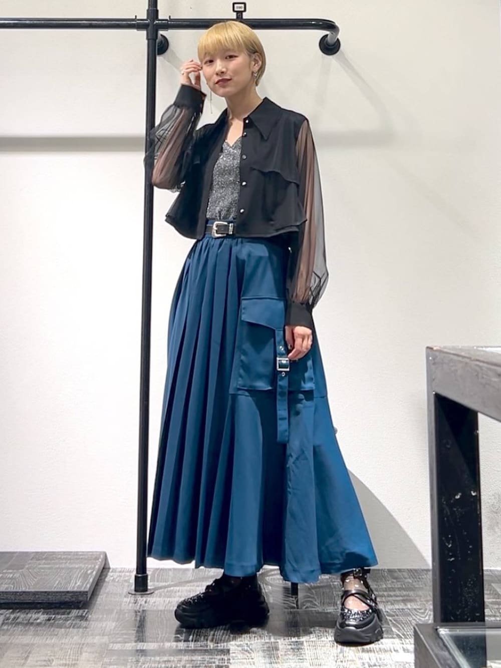 「着痩せ・細見え、モード、ベーシック/シンプル」｜「HAREのスパンコールメリージェーンシューズ(HARE)（スニーカー、ブラック系）」を使った、Moneさん（レディース・162cm）の夏コーディネートの1枚目の写真