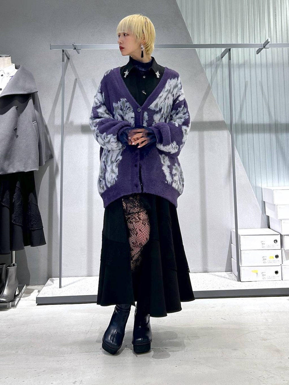 パープル系のカーディガン/ボレロ、パープル系のTシャツ/カットソー、グレー系のブーツを着用したレディースの秋コーディネートの1枚目の写真
