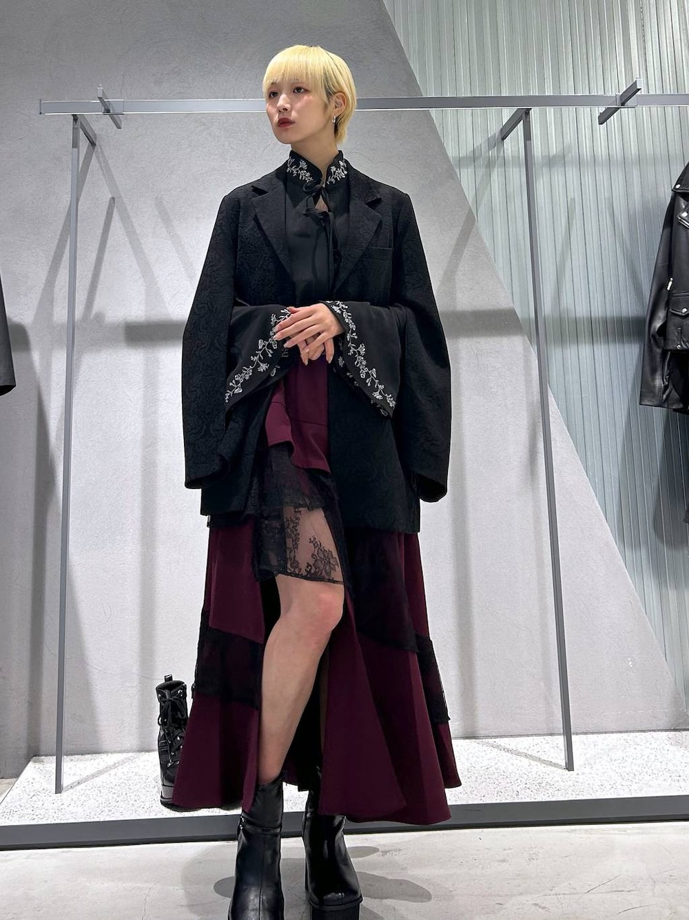 グレー系のブーツ、ブラック系のテーラードジャケット、ブラック系のシャツ/ブラウスを着用したレディースの秋コーディネートの1枚目の写真