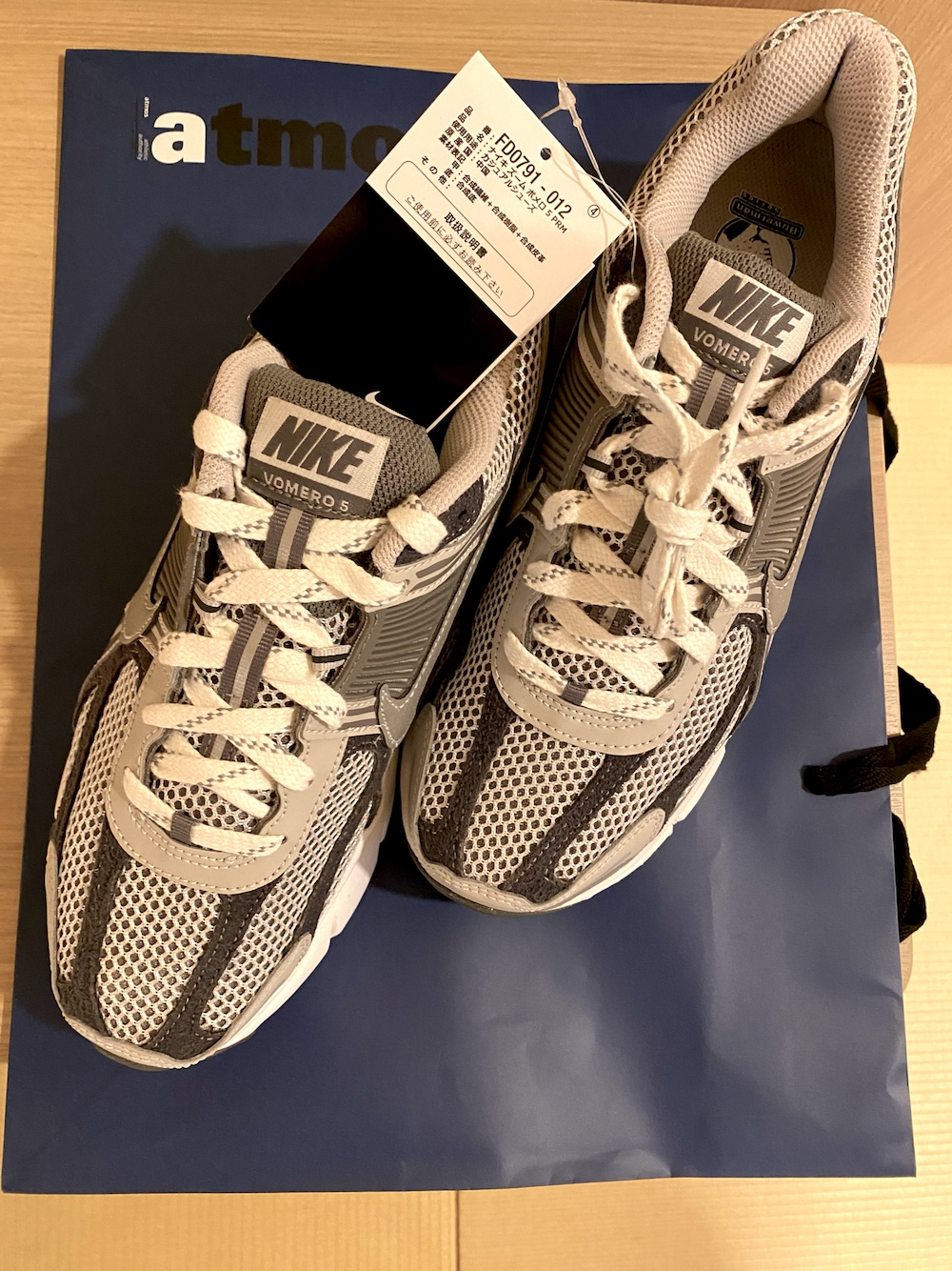 「NIKE、Nike Zoom Vomero 5、atmos、大阪、梅田」｜「NIKEのNIKE ZOOM VOMERO 5 PRM / ナイキ ズーム ボメロ 5 PRM 【SP】（スニーカー、グレー系）」を使った、Kさん（メンズ・170cm）の冬コーディネートの1枚目の写真