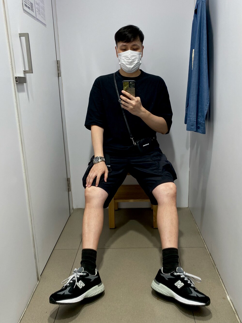 「BALENCIAGAのアイテム（ショルダーバッグ、ブラック系）」を使った、Kさん（メンズ・170cm）の夏コーディネートの1枚目の写真