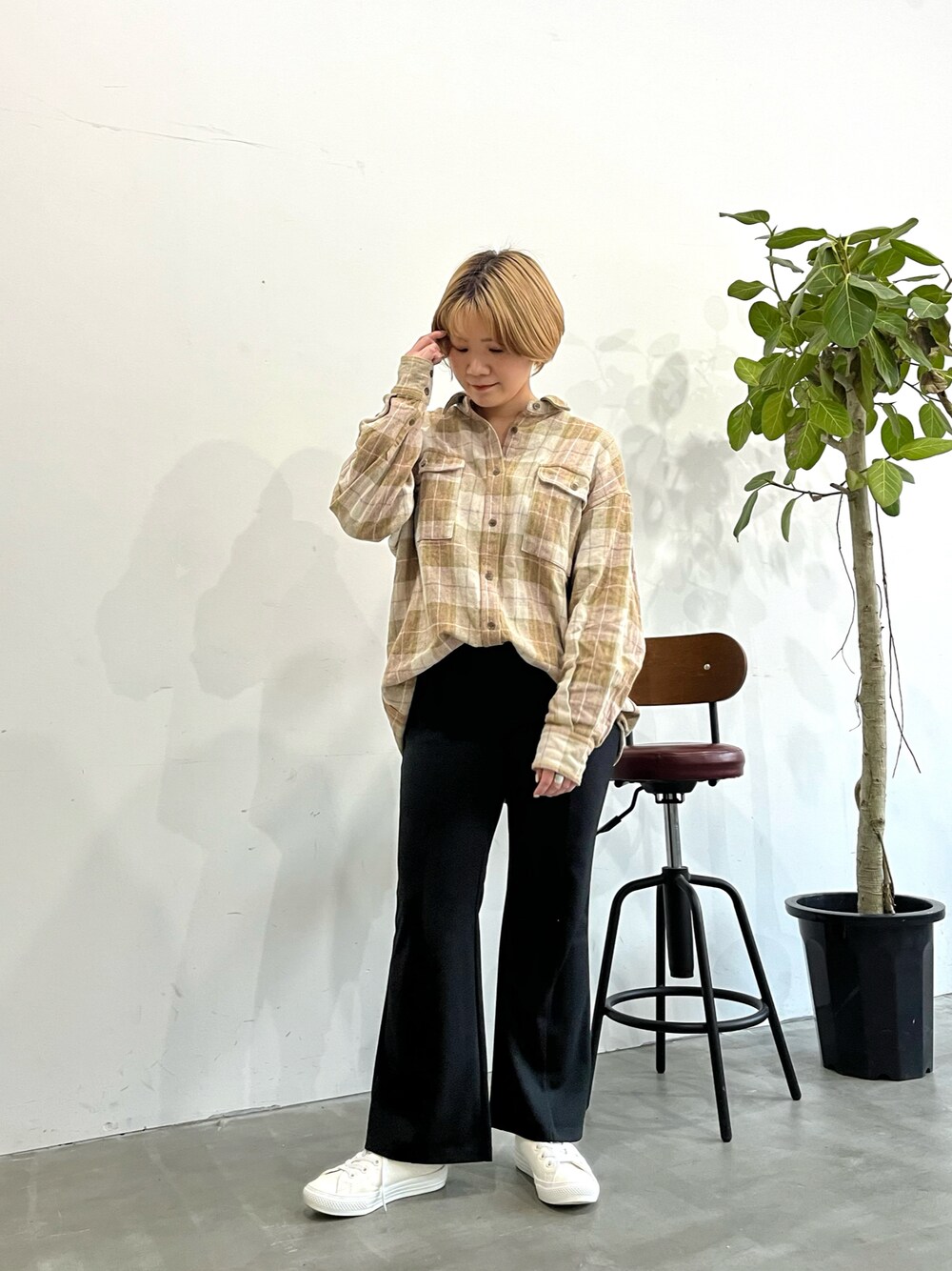 ベージュ系のシャツ/ブラウス、ブラック系のその他パンツ、ホワイト系のスニーカーを着用したレディースの冬コーディネートの1枚目の写真