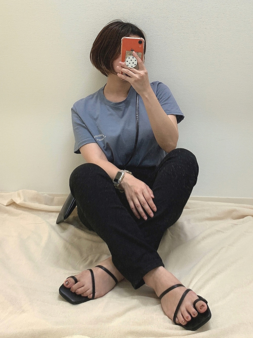 ブルー系のTシャツ/カットソー、ブラック系のデニムパンツ、ブラック系のサンダルを着用したレディースの夏コーディネートの1枚目の写真
