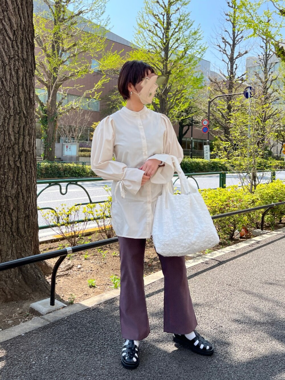 ブラック系のサンダル、ブラウン系のその他パンツ、ホワイト系のショルダーバッグを着用したレディースの春コーディネートの1枚目の写真