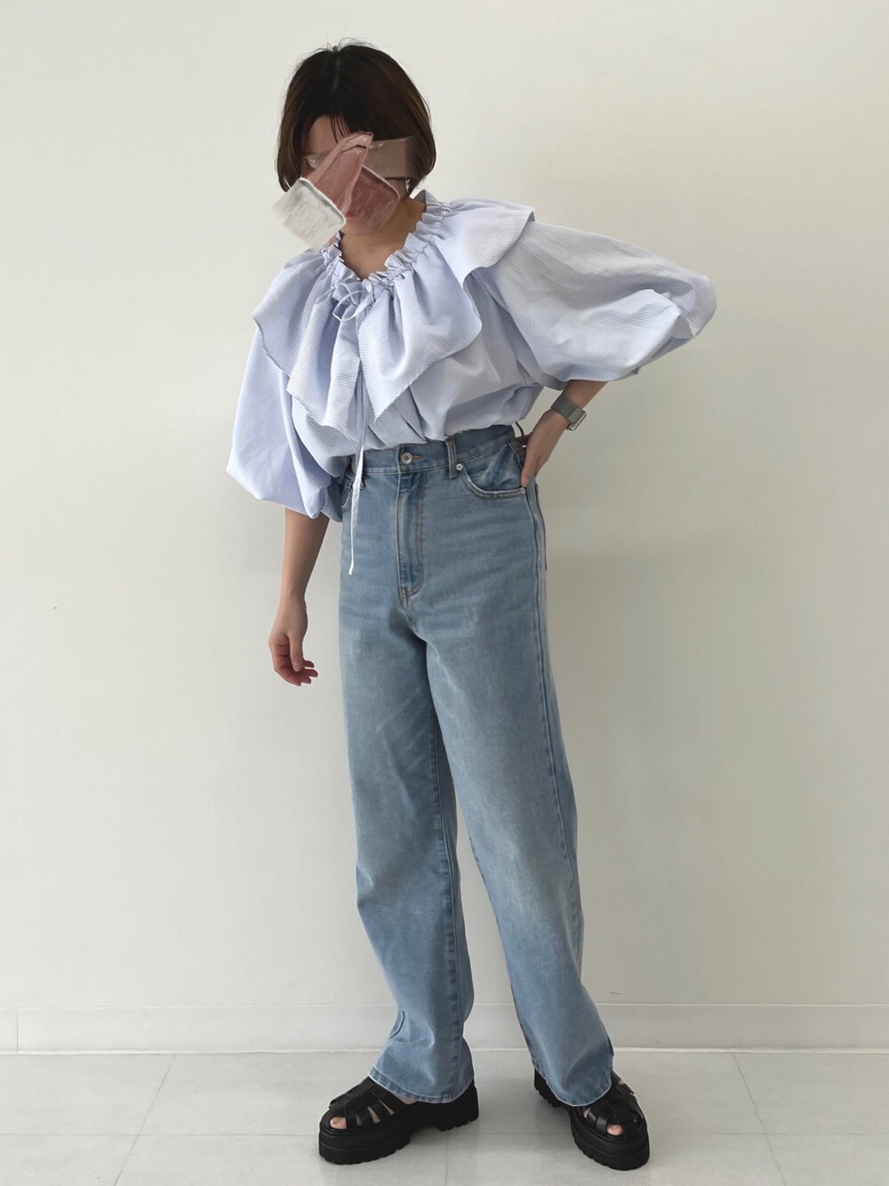 ブルー系のデニムパンツ、ホワイト系のシャツ/ブラウス、ブラック系のサンダルを着用したレディースの夏コーディネートの1枚目の写真