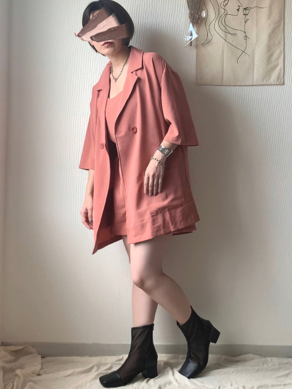 ブラウン系のセットアップ、ブラック系のブーツ、シルバー系のブレスレットを着用したレディースの夏コーディネートの1枚目の写真