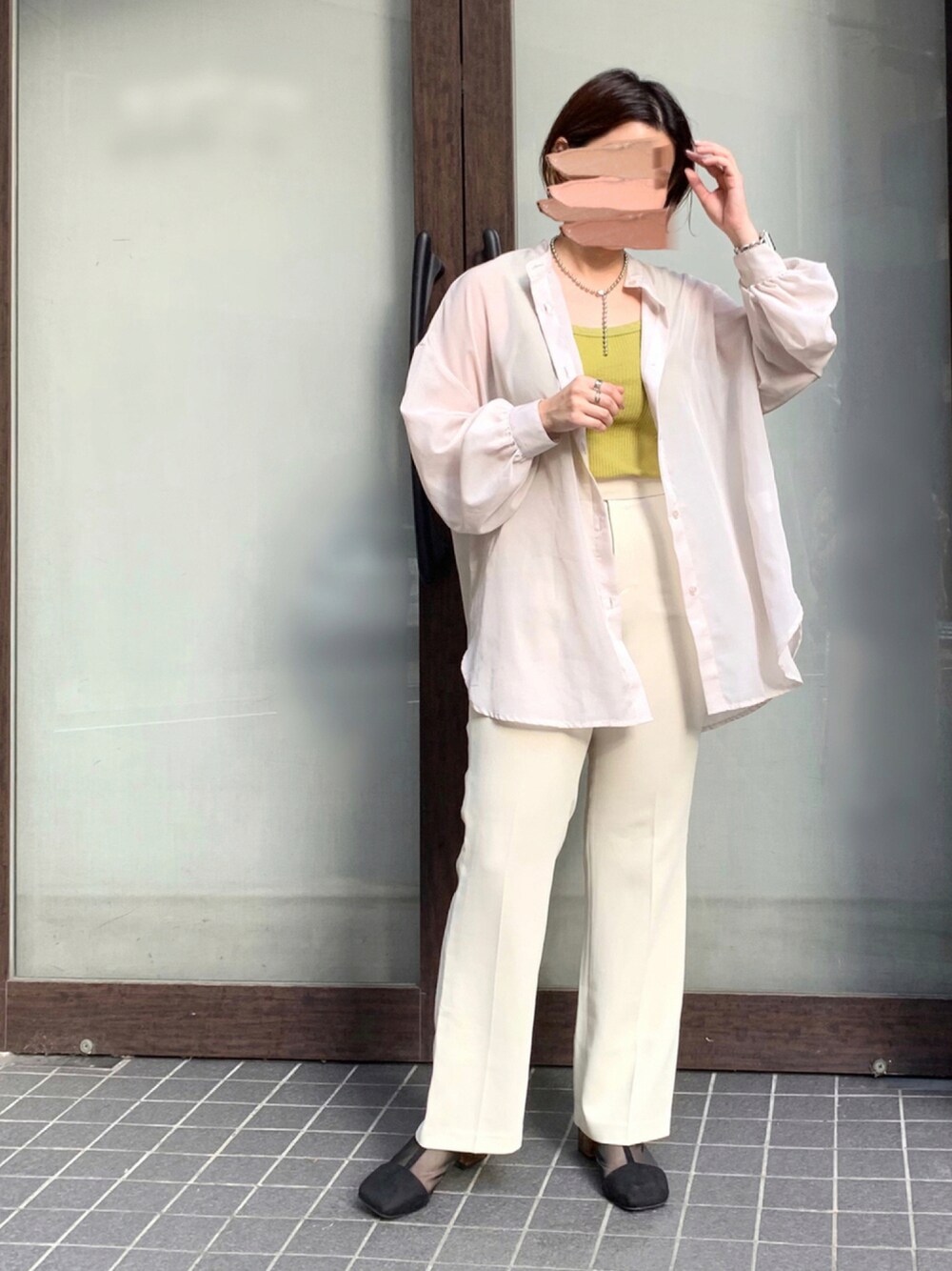 ブラック系のブーツ、ホワイト系のその他パンツ、グリーン系のタンクトップを着用したレディースの夏コーディネートの1枚目の写真