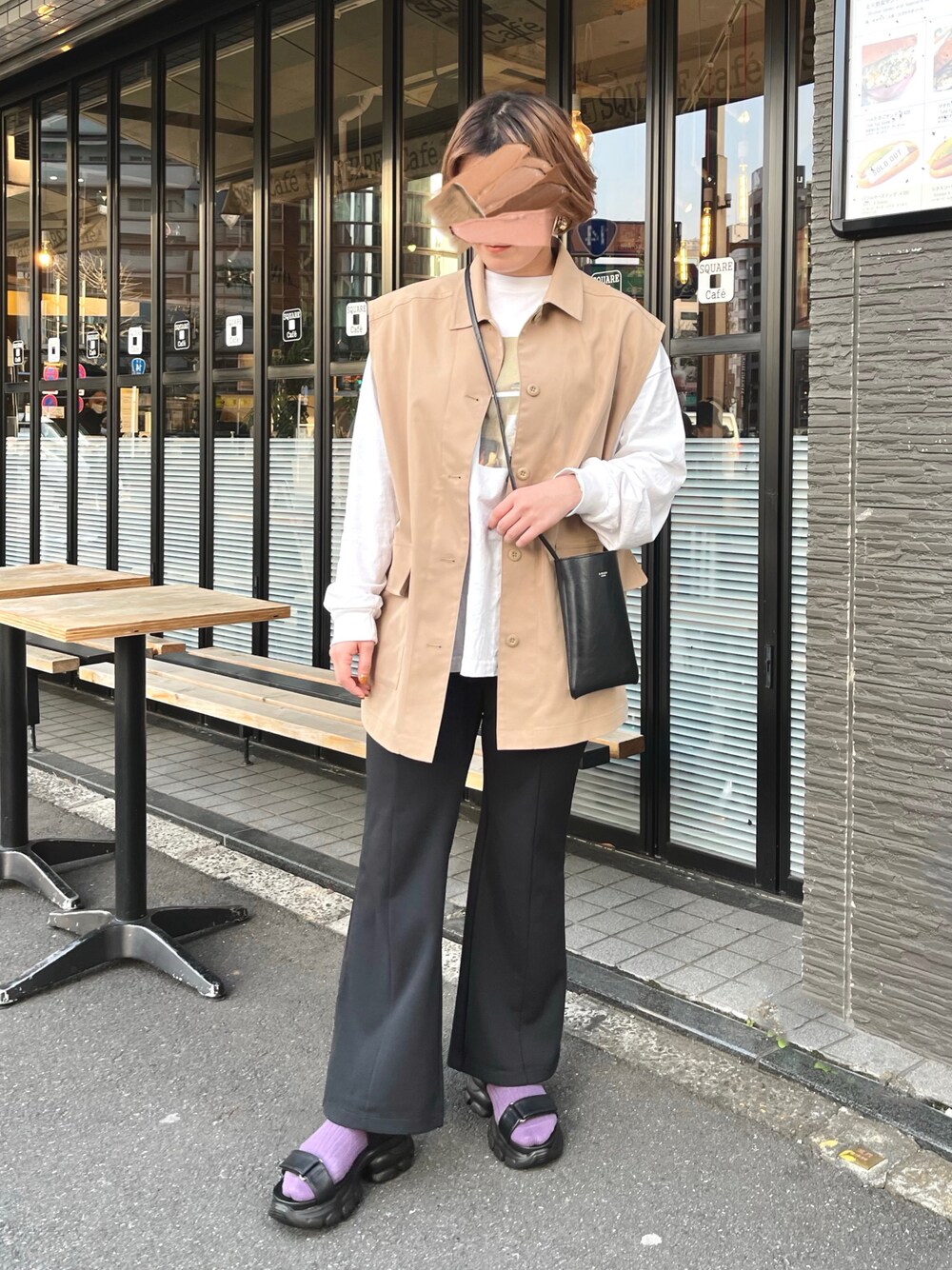 ブラック系のその他パンツ、ホワイト系のTシャツ/カットソー、ベージュ系のベストを着用したレディースの春コーディネートの1枚目の写真