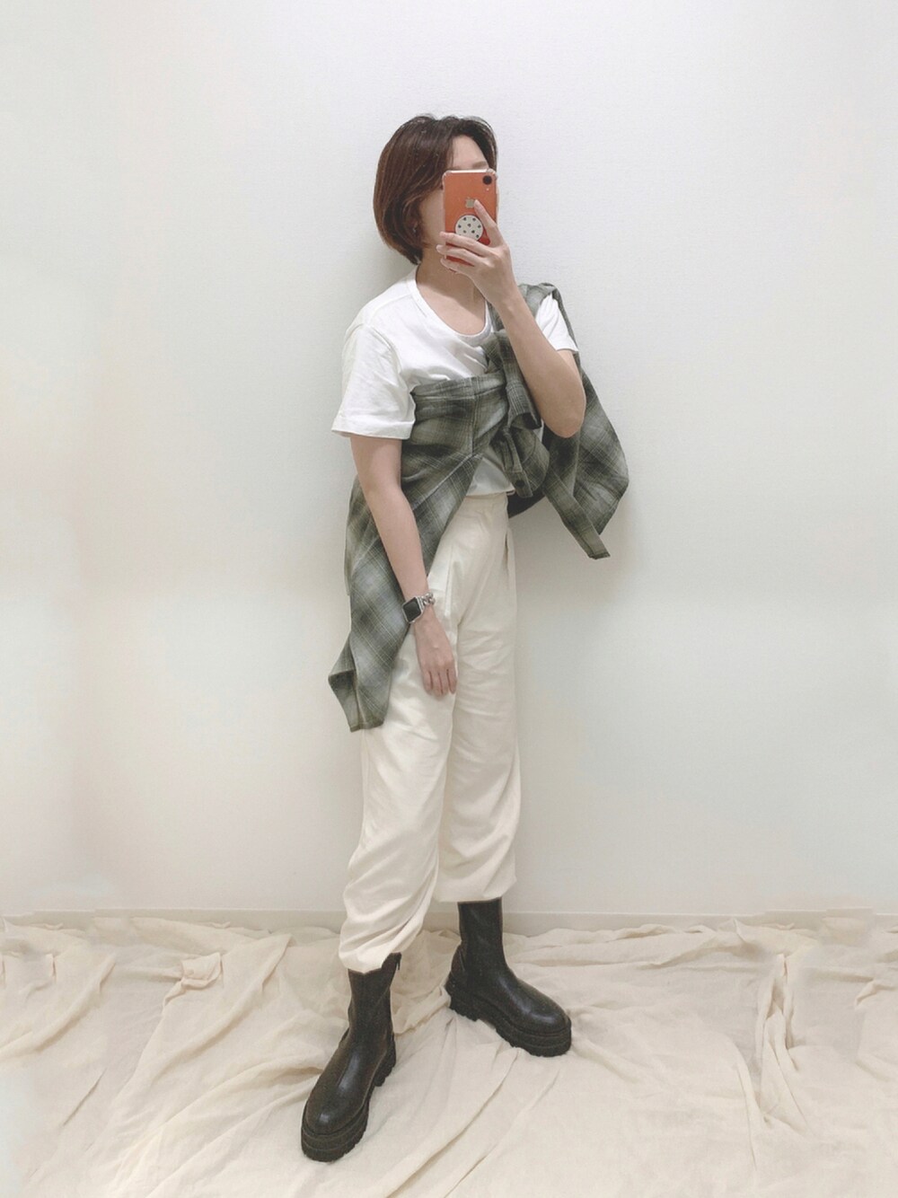 ホワイト系のその他パンツ、ブラック系のブーツ、ホワイト系のTシャツ/カットソーを着用したレディースの夏コーディネートの1枚目の写真