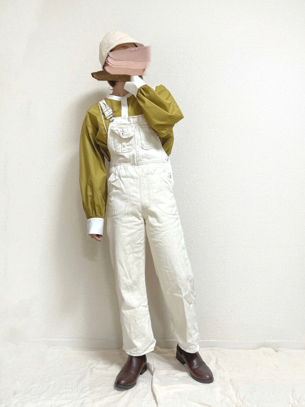 「カジュアル、イエロー、サロペット、オーバーオール、ショートブーツ、マスタード、プチプラ、休日コーデ、シャツスタイル、バケットハット、ゆるコーデ、低身長コーデ、秋コーデ、サイドコアブーツ、だから秋服が好き」｜「SMELLYのツイルバケットハット（ハット、ホワイト系）」を使った、manaさん（レディース・153cm）の秋コーディネートの1枚目の写真
