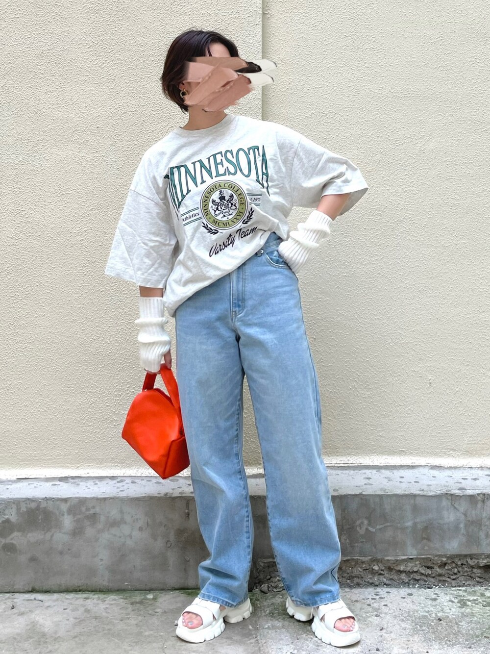ホワイト系のTシャツ/カットソー、ブルー系のデニムパンツ、ホワイト系のサンダルを着用したレディースの夏コーディネートの1枚目の写真