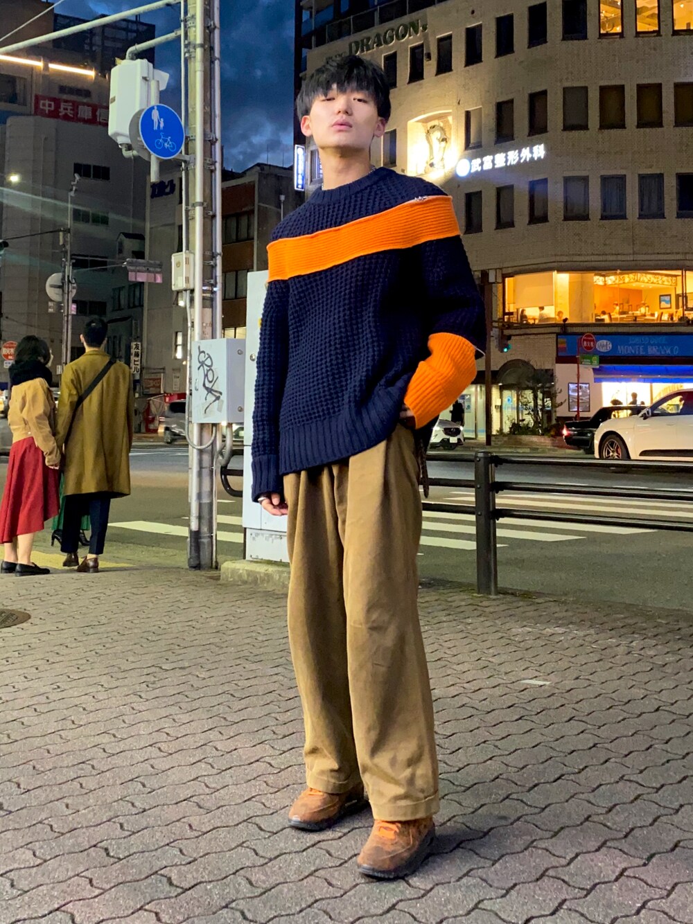 「秋コーデ、スニーカー、NIKE、ニットコーデ、sacai、Polo Ralph Lauren、AIRMAX90、おしゃれさんと繋がりたい」｜「NIKEのAirmax90（スニーカー、オレンジ系）」を使った、Tomaさん（メンズ・179cm）の秋コーディネートの1枚目の写真