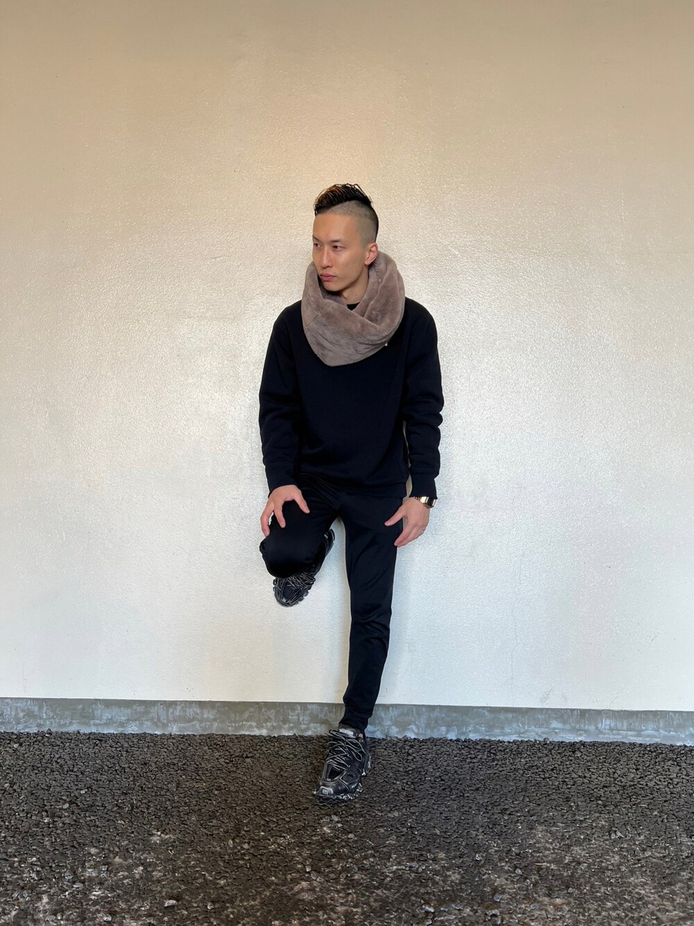 「休日スタイル、スニーカー、大人コーデ、冬コーデ、キレイめ、スウェット、オーバーサイズ、ジョガーパンツ、スニーカーコーデ、ブラック、THE NORTH FACE、gshock、ユニクロ、UNIQLO、BALENCIAGA」｜「THE NORTH FACEのアイテム（スウェット、ブラック系）」を使った、ゆうや。さん（メンズ・173cm）の冬コーディネートの1枚目の写真