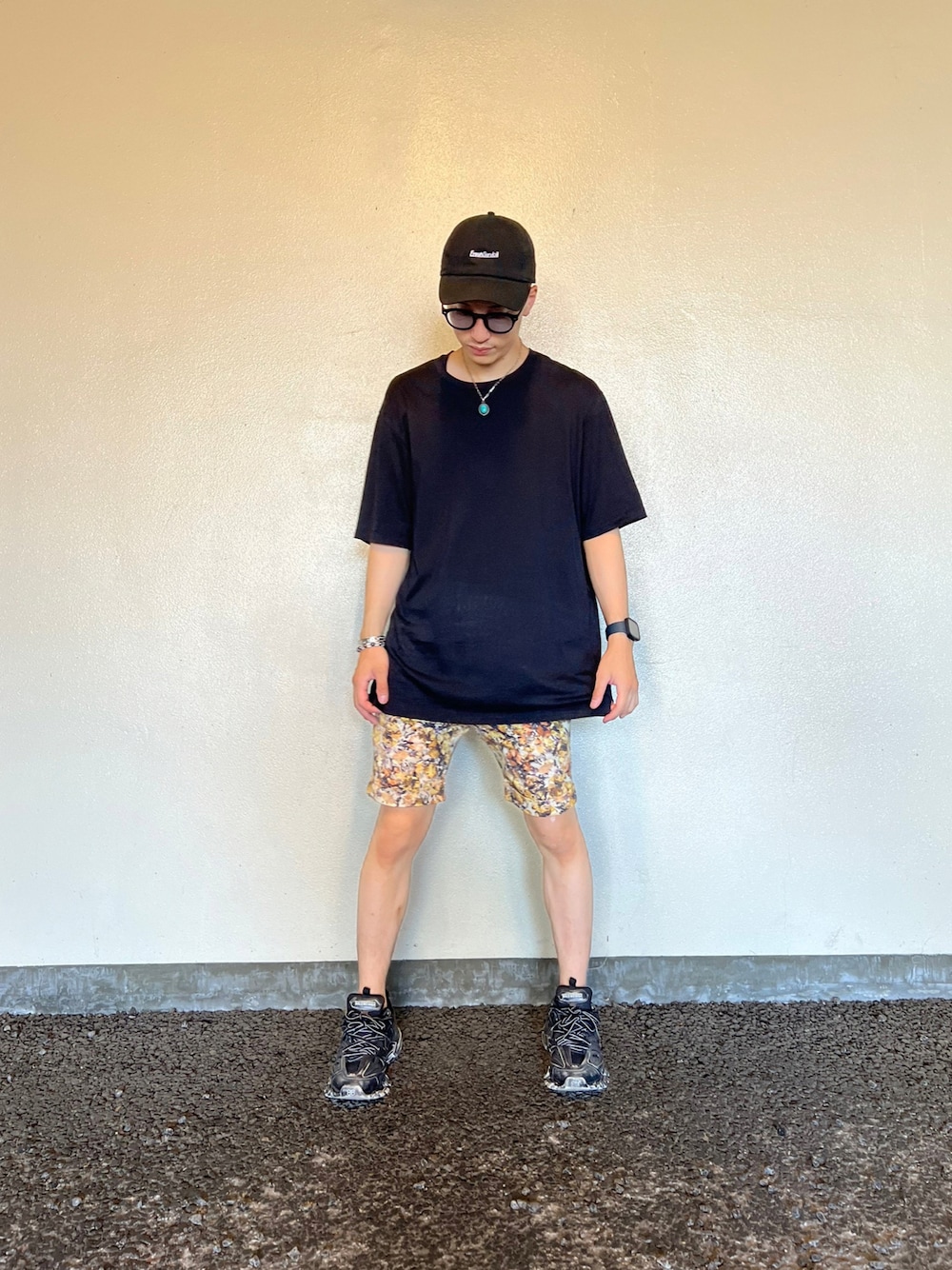 「シンプル、オーバーサイズ、キレイめ、短パン、ユニクロ、キャップ、Tシャツ、ショートパンツ、スニーカー、メガネ男子、FreshService、UNIQLO、Apple Watch、nano・universe、BALENCIAGA」｜「FreshServiceのCorporate Cap（キャップ、ブラック系）」を使った、ゆうや。さん（メンズ・173cm）の秋コーディネートの1枚目の写真