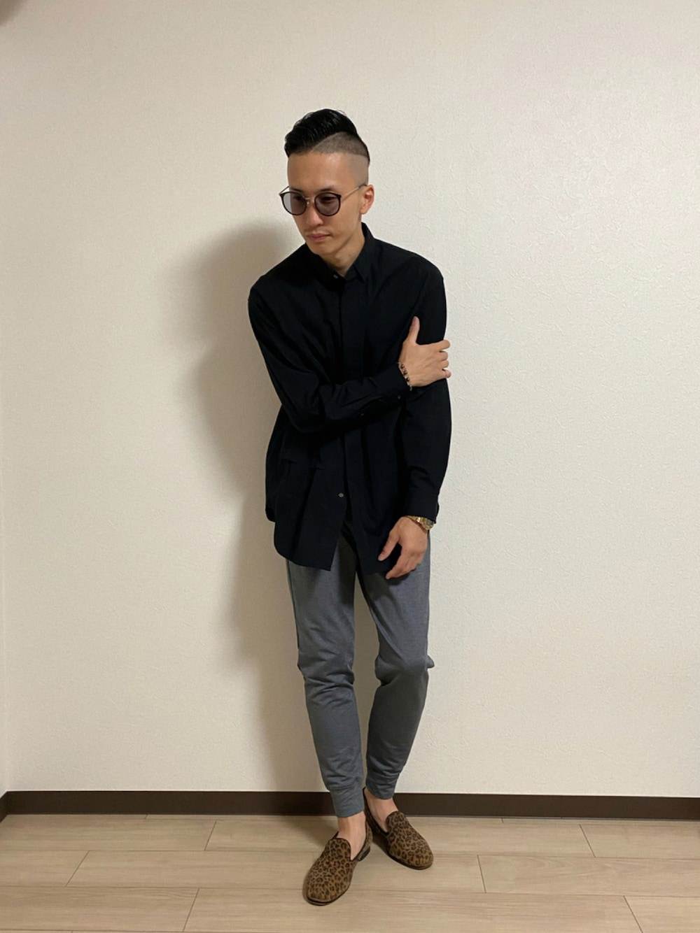 「きれいめカジュアル、シンプル、レオパード、ローファー、UNIQLO、ドレスシューズ、オーバーサイズ、シャツスタイル、秋服、JINS、カジュアルコーデ、ジョガーパンツ、+J、秋コーデ、だから秋服が好き」｜「UNIQLOのスーピマコットンレギュラーフィットシャツ（長袖）（シャツ/ブラウス、ブラック系）」を使った、ゆうや。さん（メンズ・173cm）の秋コーディネートの1枚目の写真