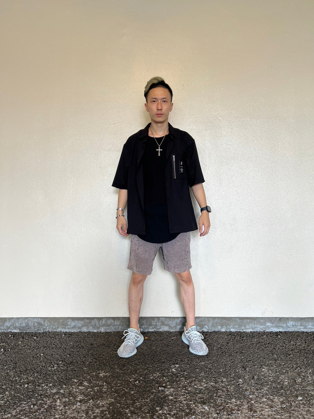 「シンプルスタイル、ビッグシルエット、ゆるコーデ、休日コーデ、スニーカーコーデ、シャツスタイル、GU、ブラック、グレー、gu×undercover、glamb、nano・universe、adidas、CRAZY JET、タンクトップ」｜「GUのアイテム（シャツ/ブラウス、ブラック系）」を使った、ゆうや。さん（メンズ・173cm）の秋コーディネートの1枚目の写真