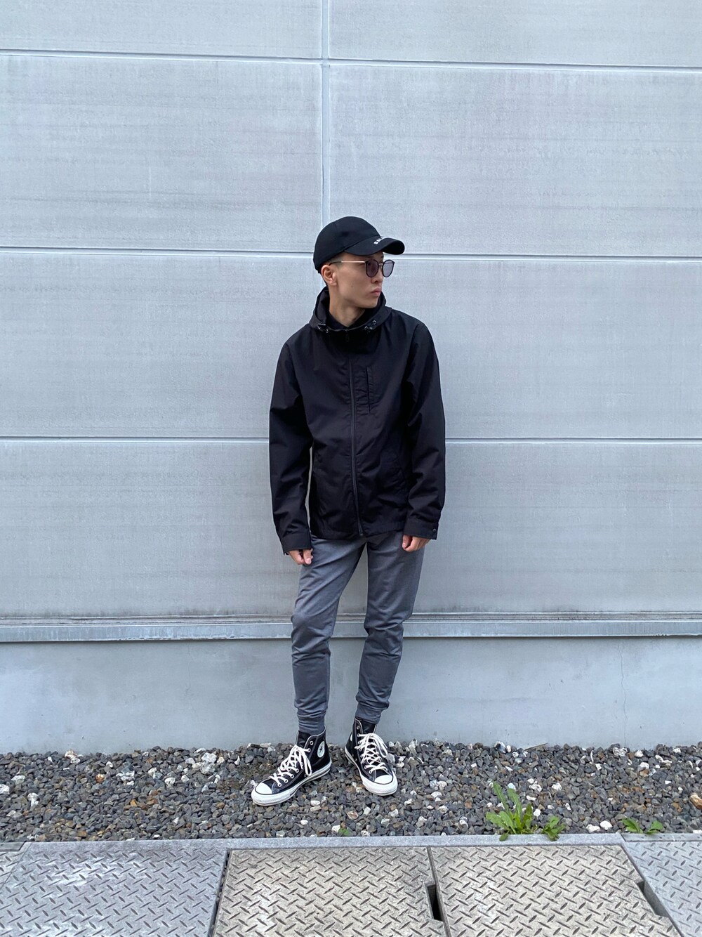 「ブルゾン、スニーカー、コンバース、マウンテンパーカー、シンプル、ブラック、キャップ、めがね、UNIQLO、休日スタイル、キレイめ、nano・universe、秋服、ジョガーパンツ、オトナカジュアル」｜「BALENCIAGAのL59（キャップ、ブラック系）」を使った、ゆうや。さん（メンズ・173cm）の秋コーディネートの1枚目の写真