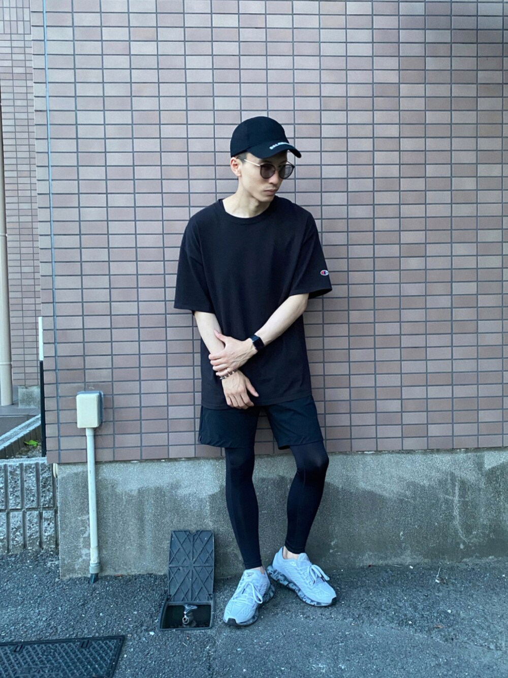 「Tシャツ、シンプル、モノトーン、キレイめ、キャップ、オーバーサイズ、ハーフパンツ、スニーカー、黒、BALENCIAGA、UNIQLO」｜「BALENCIAGAのL59（キャップ、ブラック系）」を使った、ゆうや。さん（メンズ・173cm）の夏コーディネートの1枚目の写真
