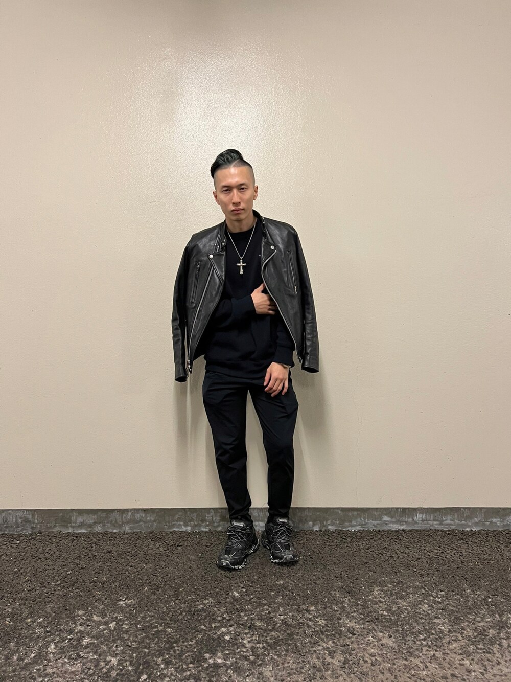 「春服みてみて、シンプルコーデ、ビッグシルエット、休日コーデ、スニーカーコーデ、黒コーデ、黒、ワントーンコーデ、スウェット、レザージャケット、ジョガーパンツ、スニーカー、SCHOTT、CRAZY JET、BALENCIAGA」｜「schottのSchott/別注ライダースJK（ライダースジャケット、ブラック系）」を使った、ゆうや。さん（メンズ・173cm）の春コーディネートの1枚目の写真