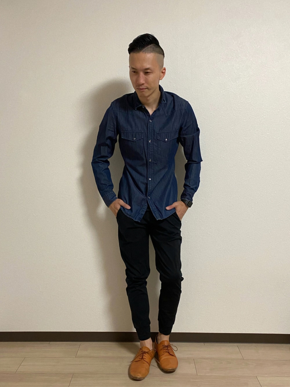 「カジュアル、シャツ、UNIQLO、秋のコーデ、ドレスシューズ、デニムシャツ、ユニクロ、キレイめ、ラフ、PADRONE、きれいめカジュアル、秋服、ジョガーパンツ、comme ca ism、秋」｜「UNIQLOのアイテム（タンクトップ、ブラック系）」を使った、ゆうや。さん（メンズ・173cm）の秋コーディネートの1枚目の写真