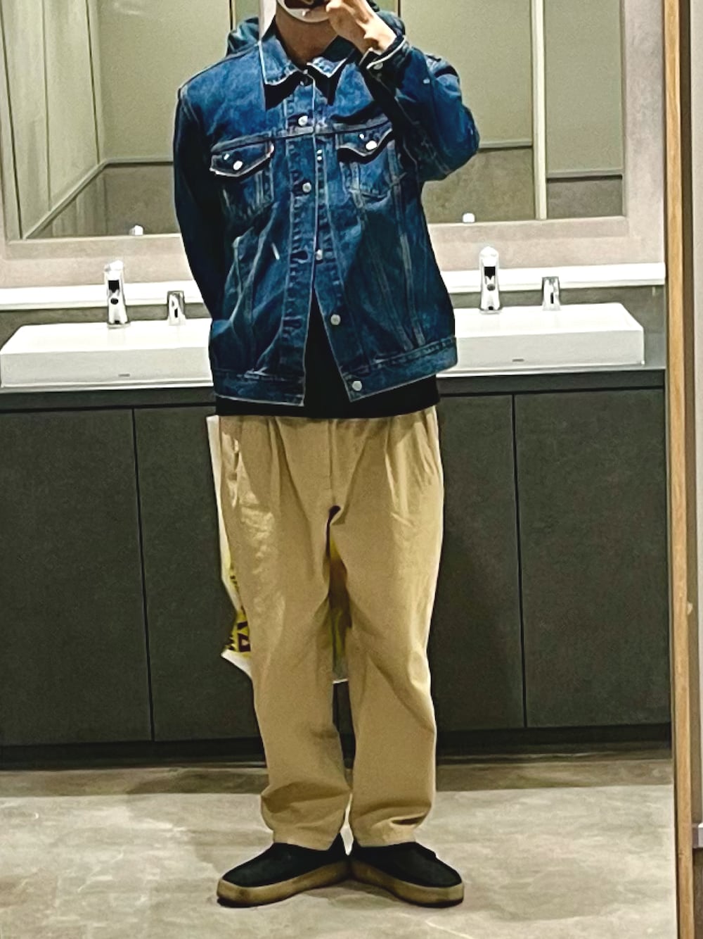 「アメカジ、おしゃれさんと繋がりたい、オトナカジュアル、カジュアルコーデ、Levi's、GRAMICCI、JOURNAL STANDARD relume、clarks、デニムジャケット、テーパードパンツ、ワラビー」｜「Levi'sのLEVI’S(R) / リーバイス(R) 別注 TYPE III TRUCKER JACKET Selvedge INDIGO（デニムジャケット、ブルー系）」を使った、Shun@☻☻☻☻☻☻☻さん（メンズ・178cm）の春コーディネートの1枚目の写真