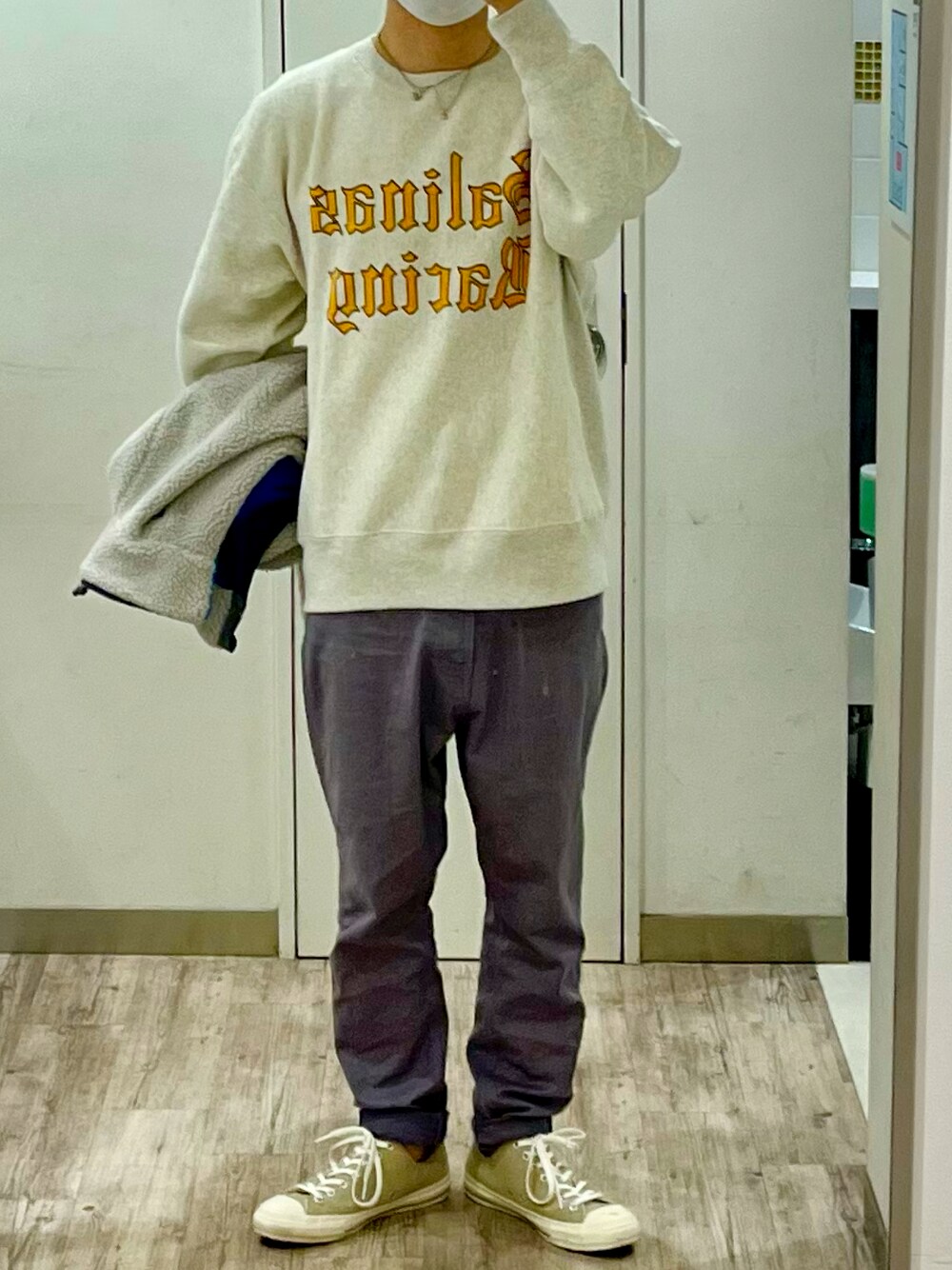 「おしゃれさんと繋がりたい、オトナカジュアル、カジュアルコーデ、スウェット、サルエルパンツ、スニーカー、JOURNAL STANDARD relume、NATAL DESIGN、converse」｜「Championの【CHAMPION / チャンピオン】リーバースウィーブ プリントスウェット（スウェット、ブラック系）」を使った、Shun@☻☻☻☻☻☻☻さん（メンズ・178cm）の冬コーディネートの1枚目の写真