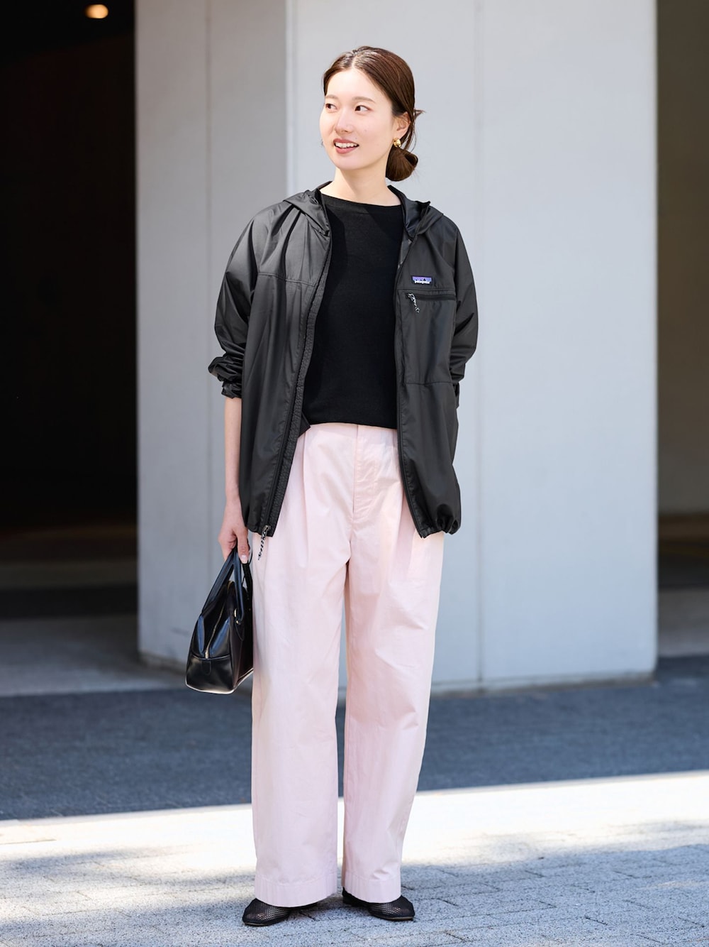 レッド系のその他パンツ、ブラック系のその他シューズを着用したレディースの春コーディネートの1枚目の写真