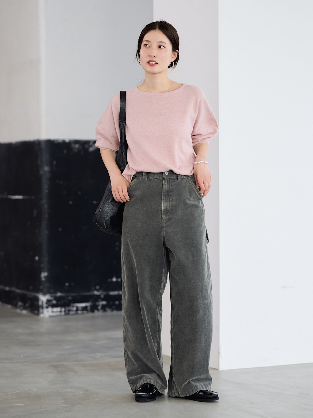 グリーン系のその他パンツ、レッド系のニット/セーター、ブラック系のトートバッグを着用したレディースの夏コーディネートの1枚目の写真