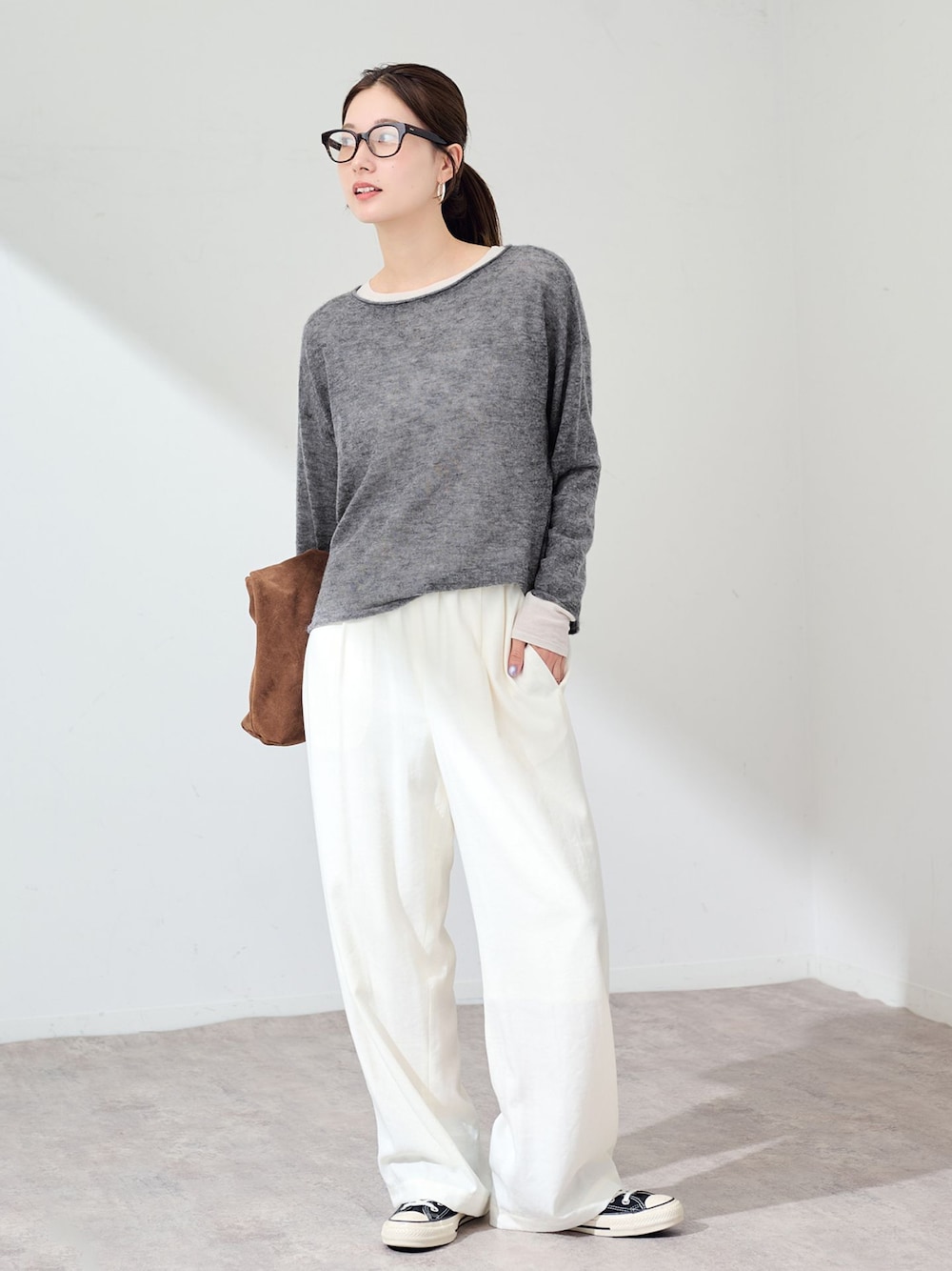 ホワイト系のTシャツ/カットソー、グレー系のニット/セーター、ブラウン系のトートバッグを着用したレディースの夏コーディネートの1枚目の写真