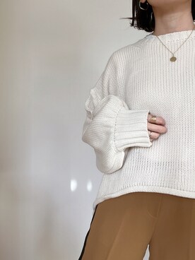 長袖クルーネックショート丈ニットを使った人気ファッション