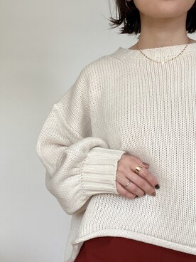 長袖クルーネックショート丈ニットを使った人気ファッション