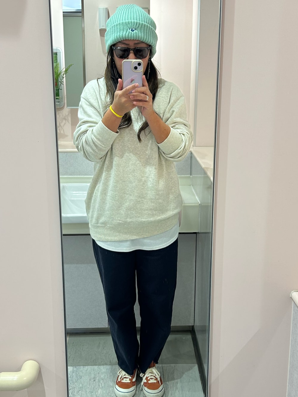 「大人カジュアル、サーフスタイル、ビーニー、ニットキャップ、チノパン、秋冬コーデ、キャンプスタイル、ぽっちゃり、おばちゃん」｜「Championの【Champion/チャンピオン】クルーネック ワンポイント刺繍  ブランドロゴ スウェット/ 裏起毛/【USAコットン】（スウェット、ベージュ系）」を使った、Qumingさん（レディース・163cm）の秋コーディネートの1枚目の写真