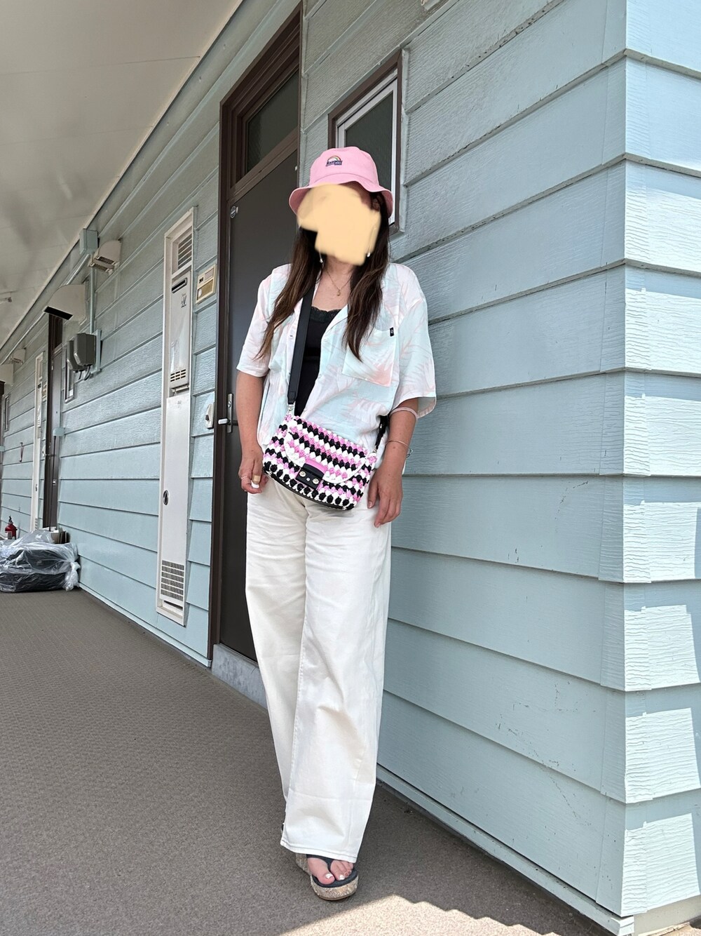 「夏、夏コーデ、オトナカジュアル、オトナ女子、ぽっちゃり、おばちゃん、休日スタイル、バケハ、ホワイトパンツ、シャツスタイル、ピンク」｜「GUのアイテム（デニムパンツ、ホワイト系）」を使った、Qumingさん（レディース・163cm）の夏コーディネートの1枚目の写真