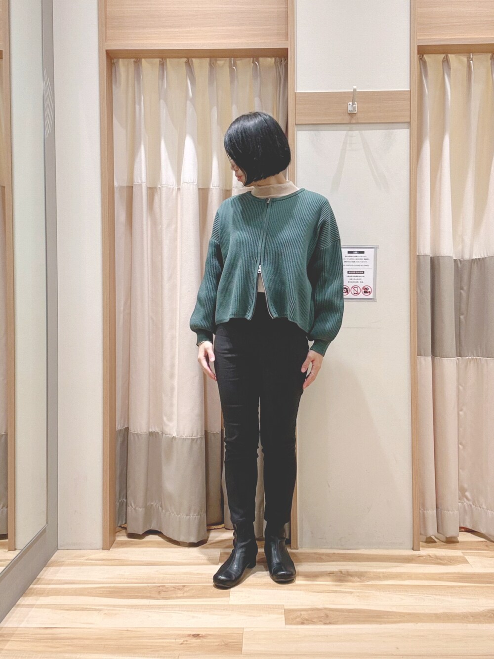 グリーン系のカーディガン/ボレロ、ブラック系のその他パンツ、ブラック系のブーツを着用したレディースの冬コーディネートの1枚目の写真