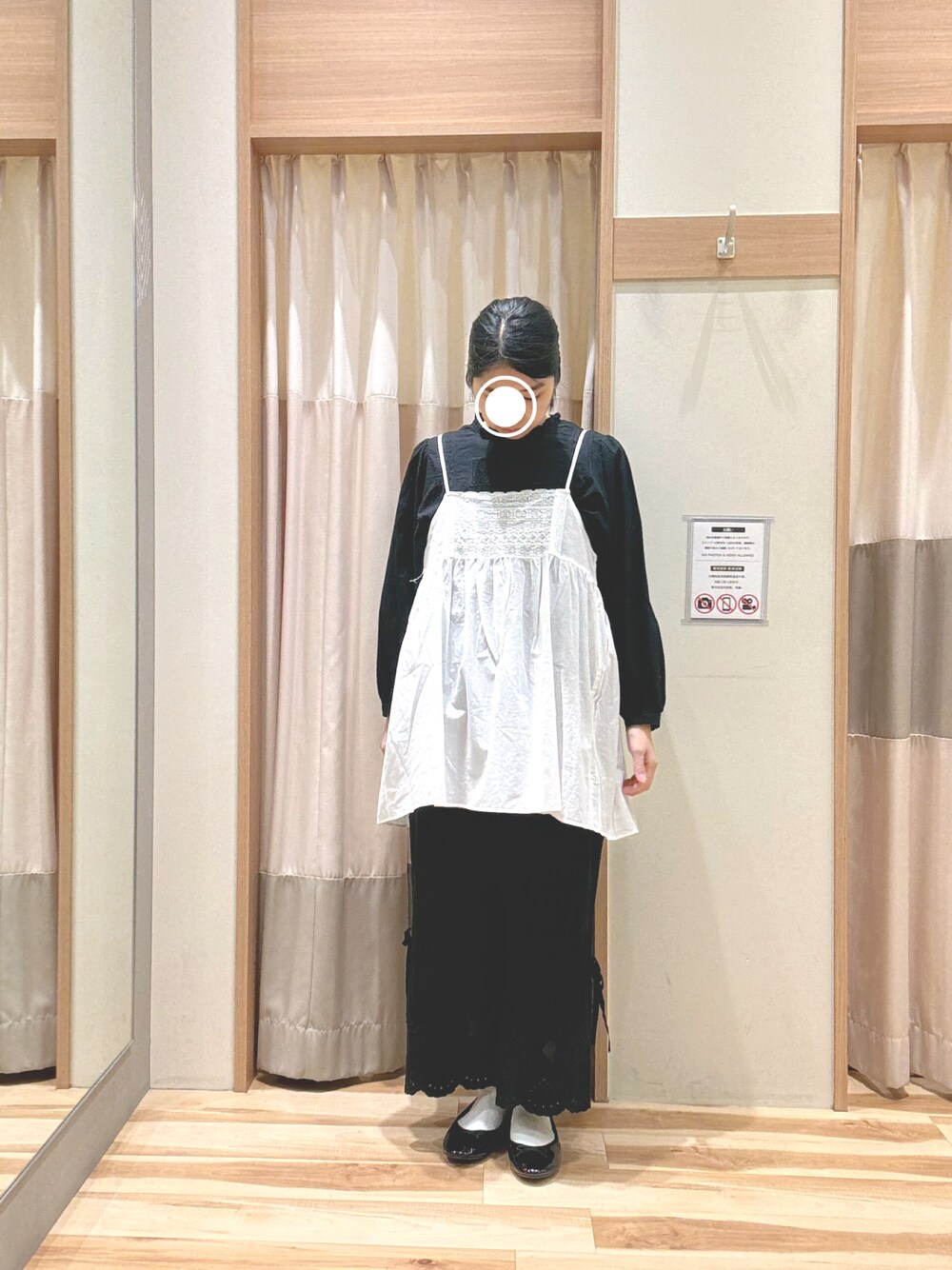 ブラック系のシャツ/ブラウス、ブラック系のその他パンツ、ブラック系のパンプスを着用したレディースの春コーディネートの1枚目の写真