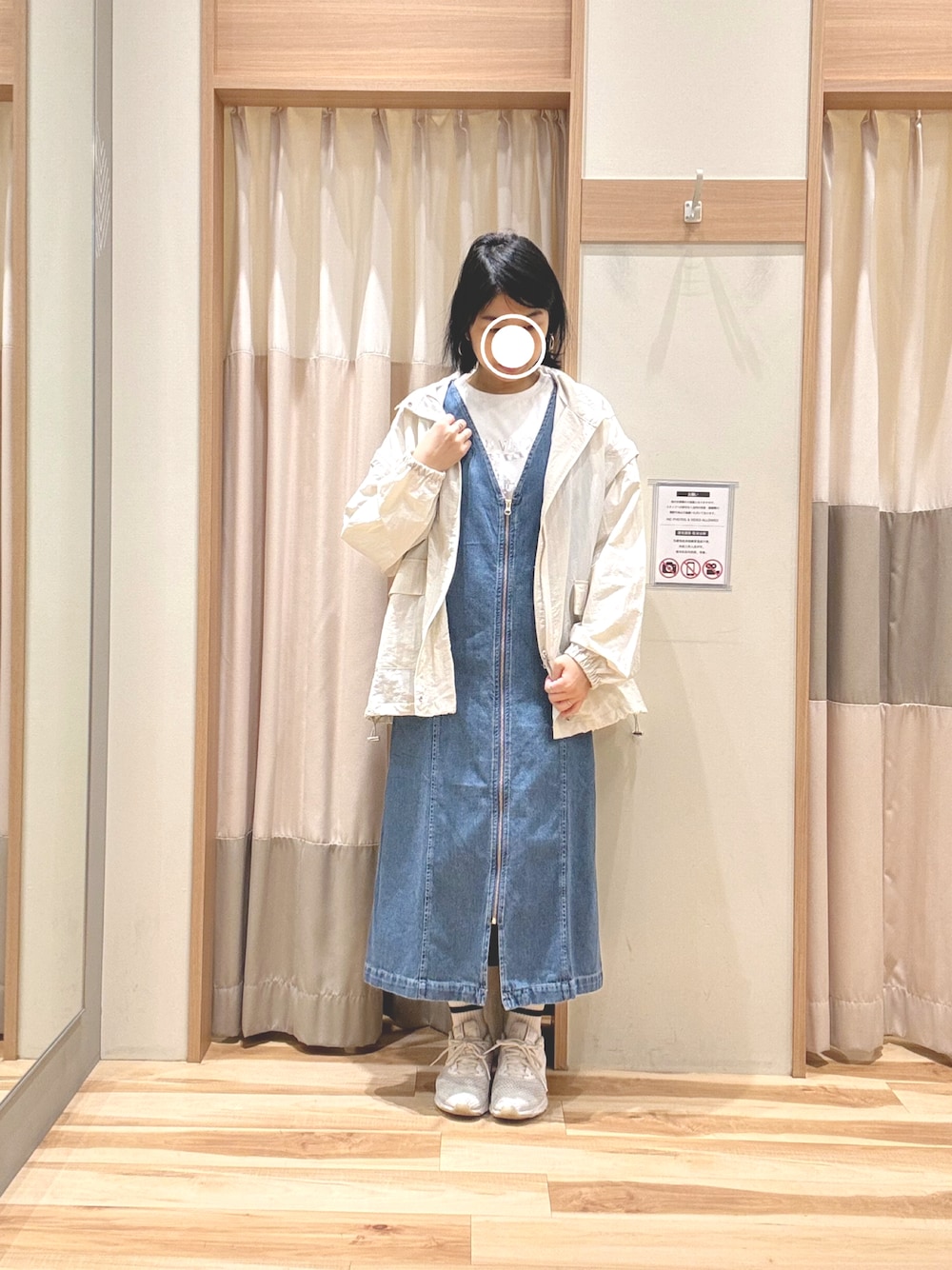 ホワイト系のブルゾン、ブルー系のワンピース、ホワイト系のTシャツ/カットソーを着用したレディースの春コーディネートの1枚目の写真