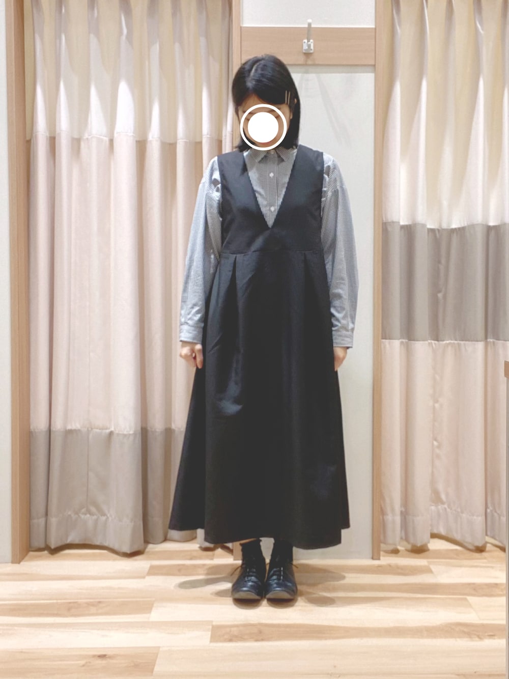 ブラック系のワンピース、ブラック系のシャツ/ブラウスを着用したレディースの春コーディネートの1枚目の写真