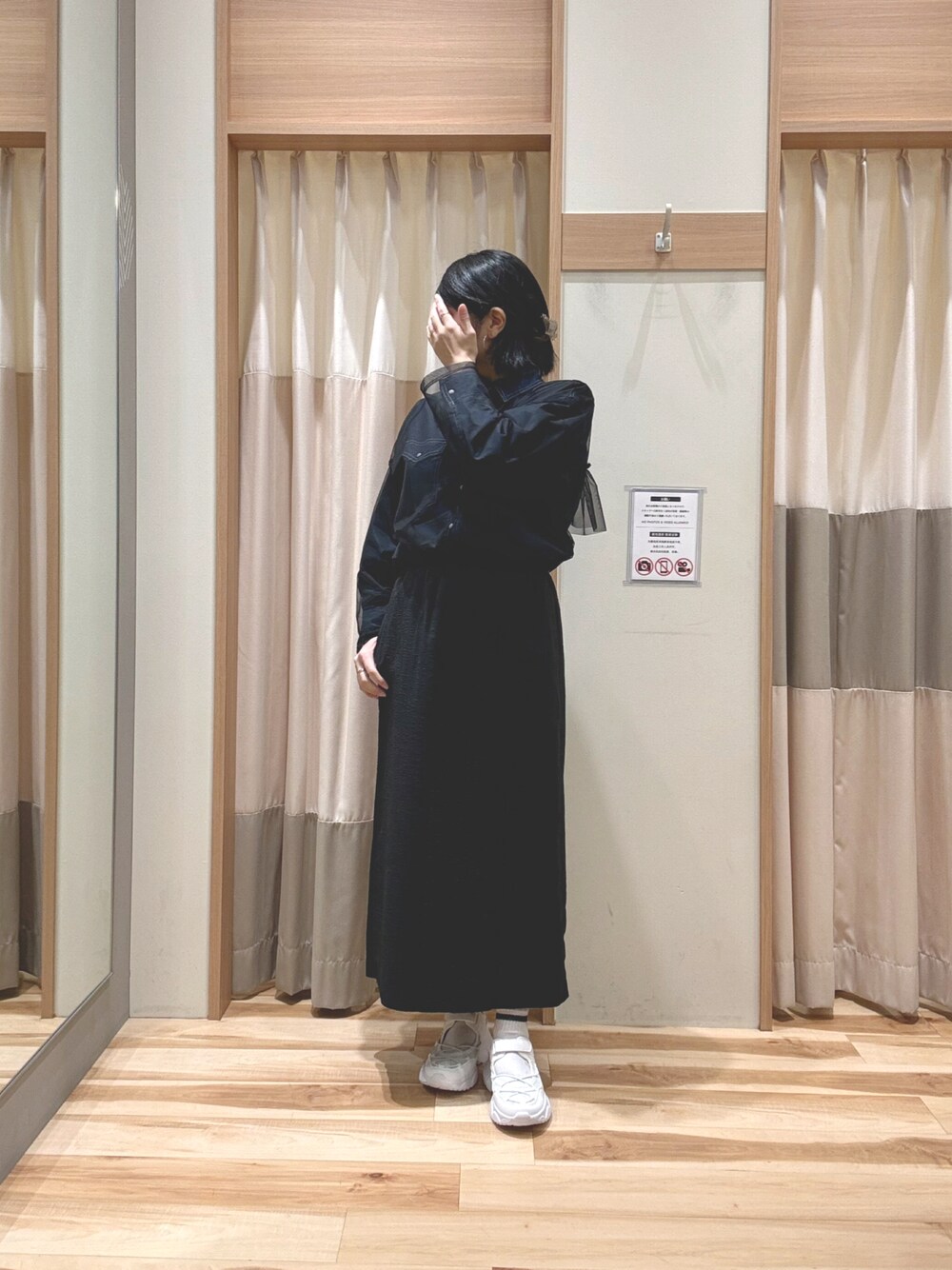 ホワイト系のドレスシューズ、ブラック系のスカート、ブラック系のTシャツ/カットソーを着用したレディースの春コーディネートの1枚目の写真