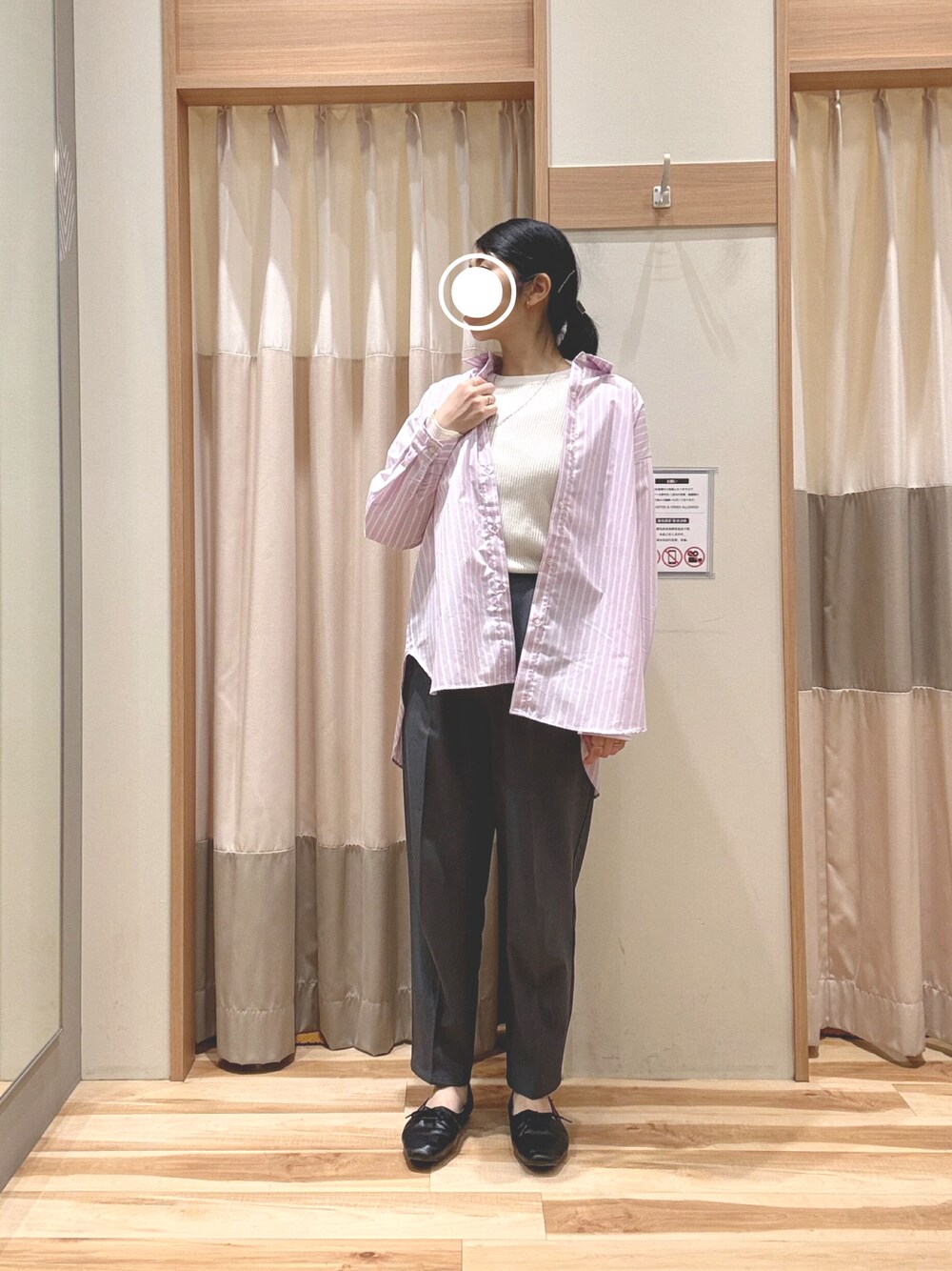 グレー系のその他パンツ、ピンク系のシャツ/ブラウス、ホワイト系のニット/セーターを着用したレディースの春コーディネートの1枚目の写真
