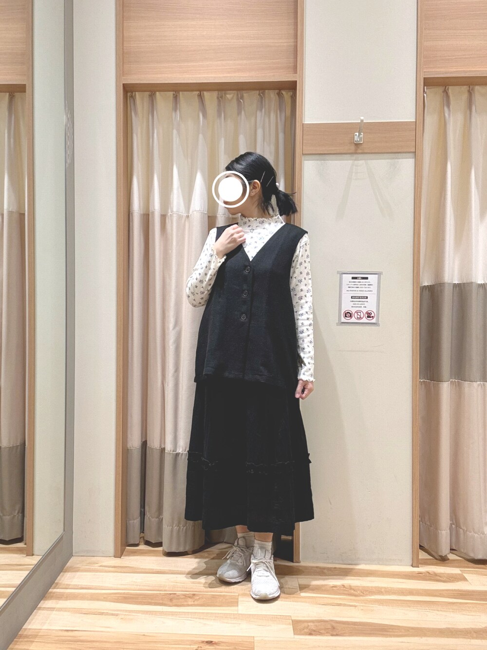 グレー系のベスト、ブルー系のTシャツ/カットソー、ブラック系のスカートを着用したレディースの春コーディネートの1枚目の写真
