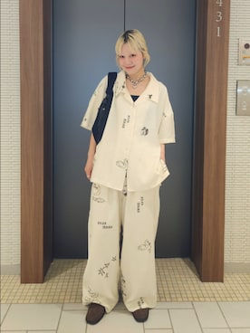 「KBF（ケイビーエフ）のTATTOOオーバーシャツ（シャツ/ブラウス、ホワイト系）」を使った、sayakaさん（レディース・161cm）の春コーディネート